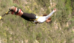 Video: Nhảy Bungee mạo hiểm không cần dây an toàn